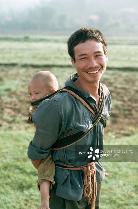 父亲抱着婴儿图片素材