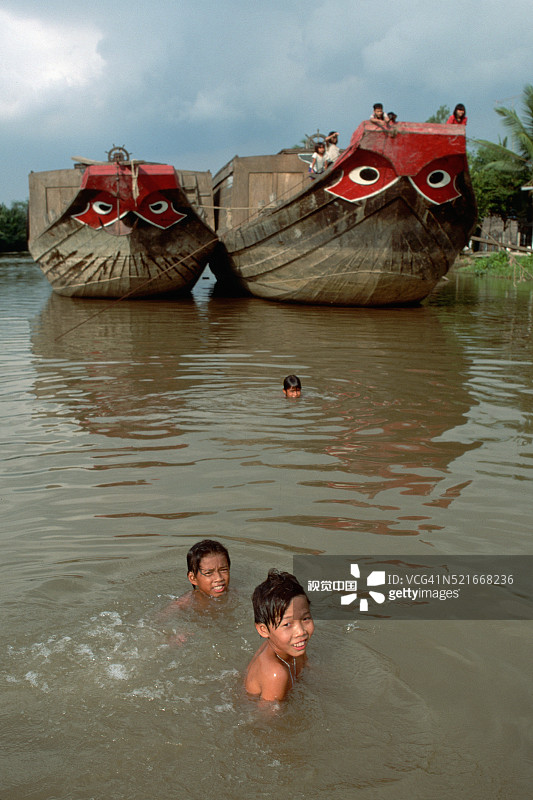 孩子们在湄公河游泳图片素材