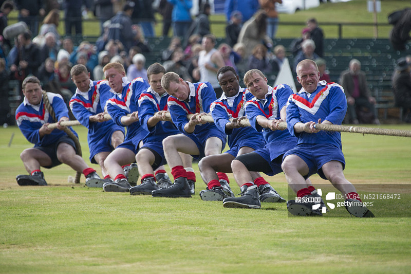 在布雷马聚会上拔河的队伍图片素材