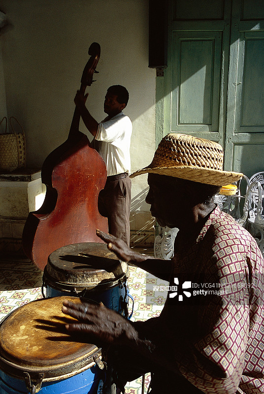 古巴特立尼达的传统音乐家，联合国教科文组织世界遗产图片素材