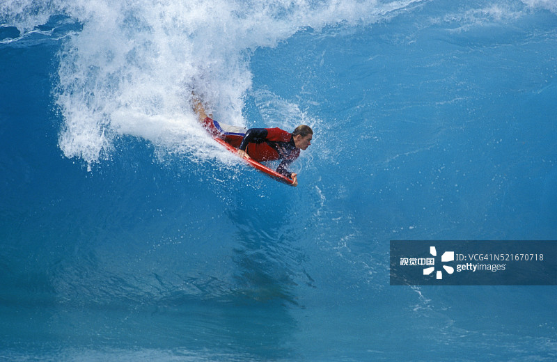 在瓦胡岛凯伊基海滩玩冲浪板的人图片素材