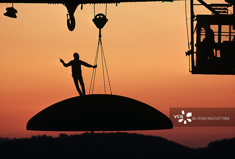 钢铁工人轮廓剪影图片素材