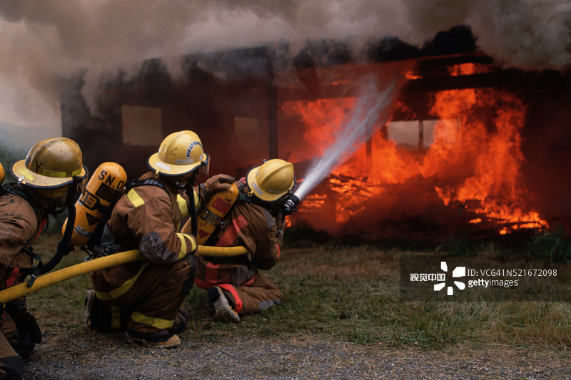 消防员练习扑灭房屋火灾图片素材