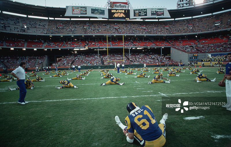 洛杉矶公羊队在足球场上伸展运动图片素材