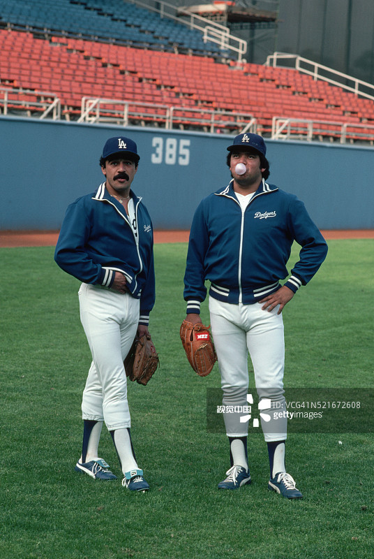 洛杉矶道奇队的戴维·洛佩斯和费尔南多·瓦伦苏埃拉图片素材
