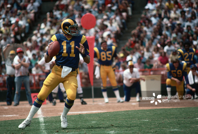 LA公羊队四分卫回传球图片素材