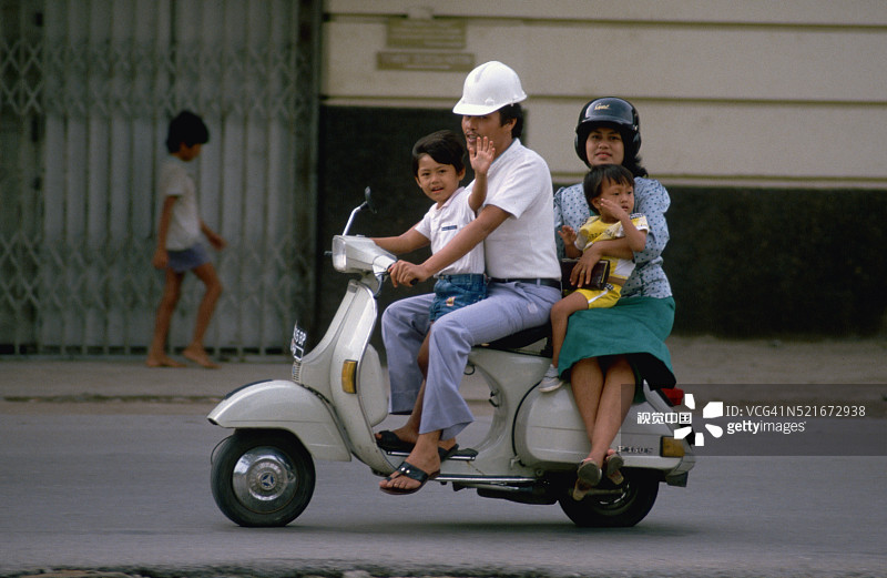 骑着摩托车的四口之家图片素材