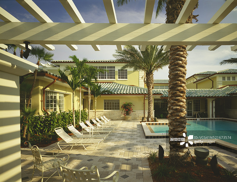 别墅式酒店庭院中的游泳池和露台图片素材