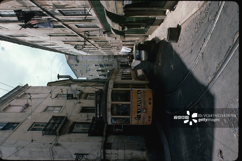 葡萄牙里斯本格拉萨区的有轨电车图片素材