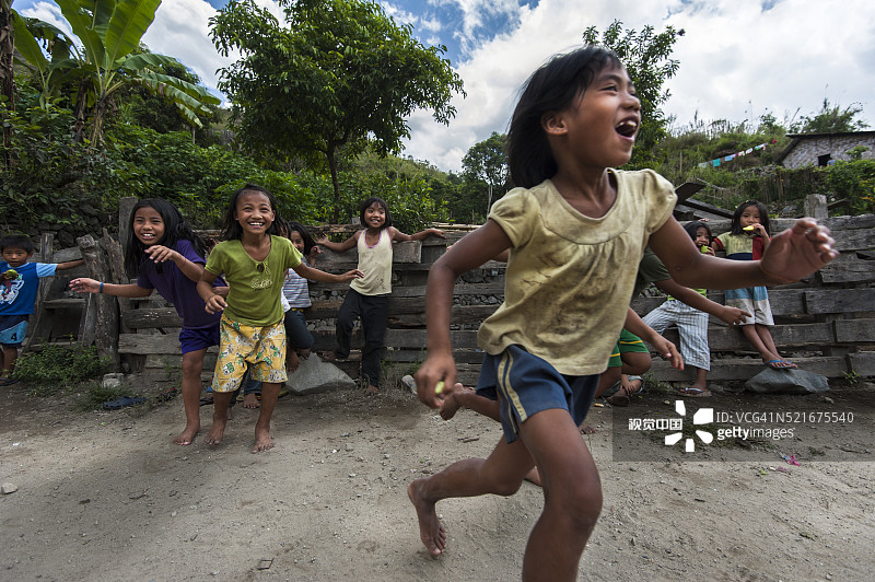 孩子们在乡村玩耍图片素材