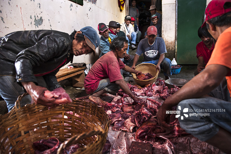 分发肉类的男人们图片素材