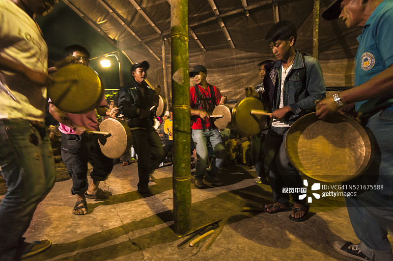 在伊戈罗特传统婚礼上敲锣图片素材