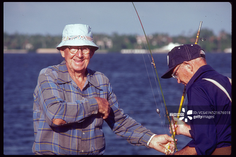 老年男人钓鱼图片素材