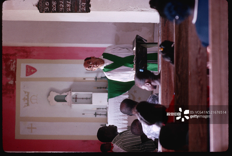 在巴哈马老教堂里的神父图片素材