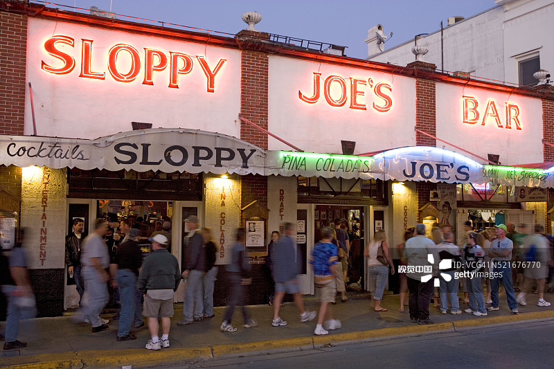 在马虎乔酒吧前的人行道上的人群图片素材