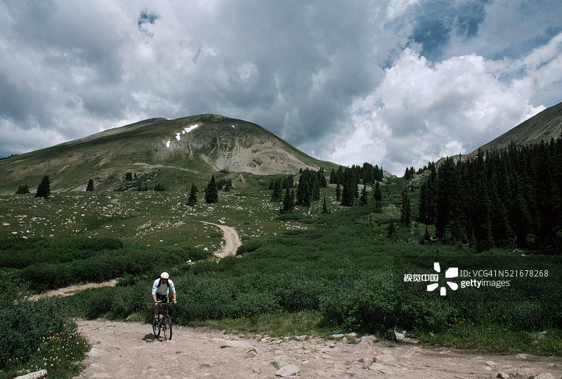 山中的骑自行车者图片素材