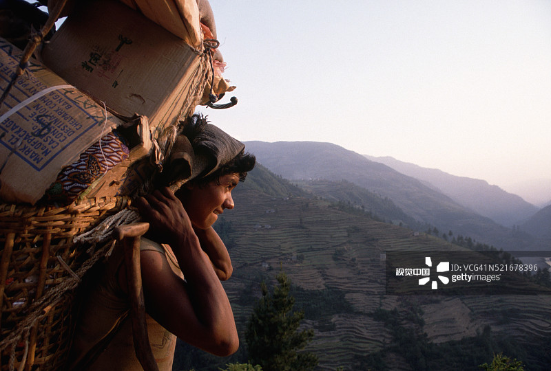 步道上的搬运工图片素材