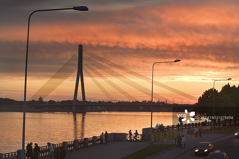 道加瓦河上的万苏大桥日落景色图片素材