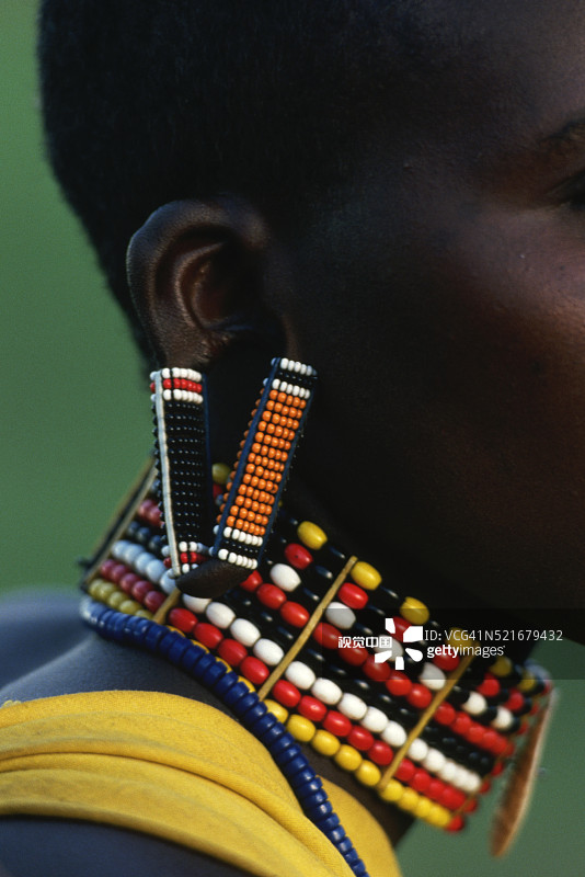 马赛女人佩戴的珠饰图片素材