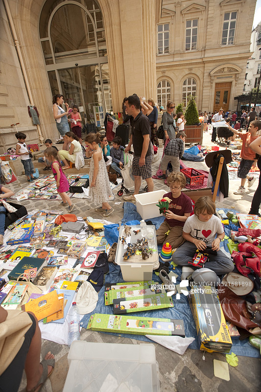 巴黎市政厅庭院里的儿童跳蚤市场（玛莱区）图片素材