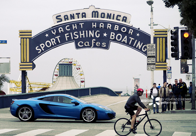 迈凯伦MP4-12C行驶在加利福尼亚州圣莫尼卡码头图片素材