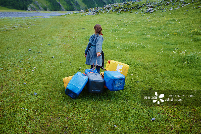 蒙古国后杭爱省，游牧女孩的取水场景图片素材