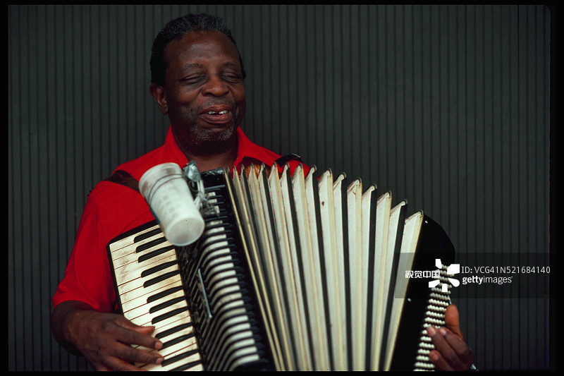 盲人演奏手风琴图片素材