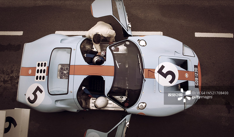 20世纪60年代古德伍德赛道上的福特GT40赛车图片素材