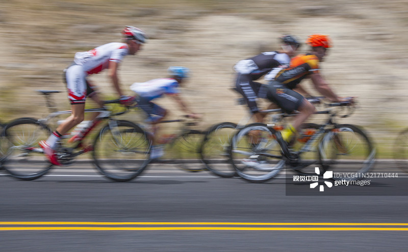 在12号公路上骑自行车的人。犹他州之旅。图片素材