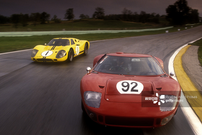 美国Road America赛道上的黄色福特GT40 MkIV和红色福特GT40 MK1图片素材