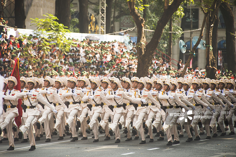 越南士兵在游行中庆祝西贡陷落，越南胡志明市图片素材