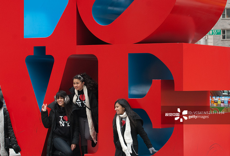 游客与爱雕塑合影图片素材