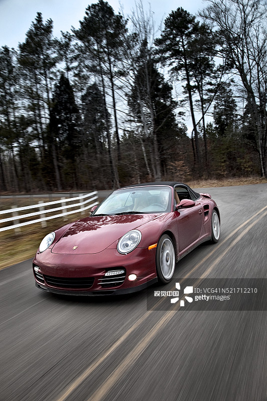 保时捷911 Turbo敞篷车在乡村道路上疾驰图片素材