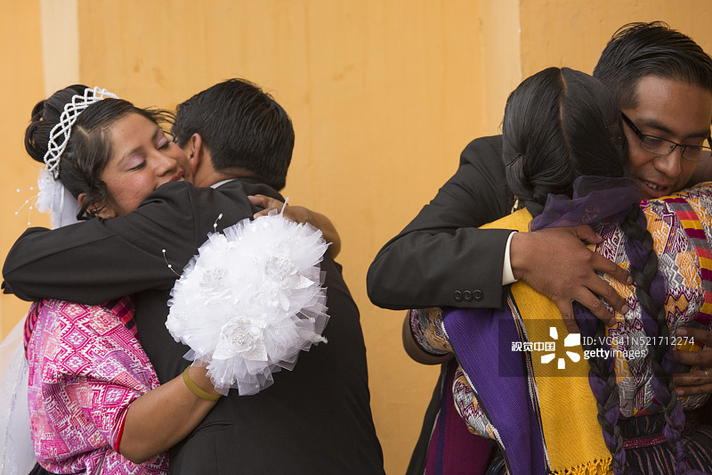 新娘和新郎拥抱图片素材