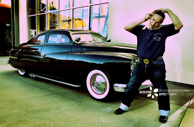 与1949年水星轿跑合影的摇滚歌手图片素材