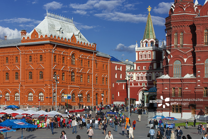 马涅什广场的游客和纪念品摊位图片素材