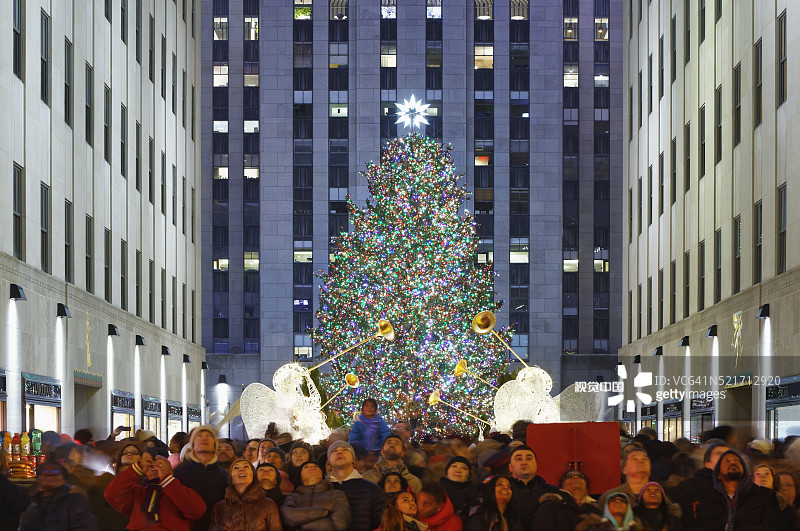 纽约市洛克菲勒中心观看萨克斯第五大道圣诞灯光秀的人群图片素材