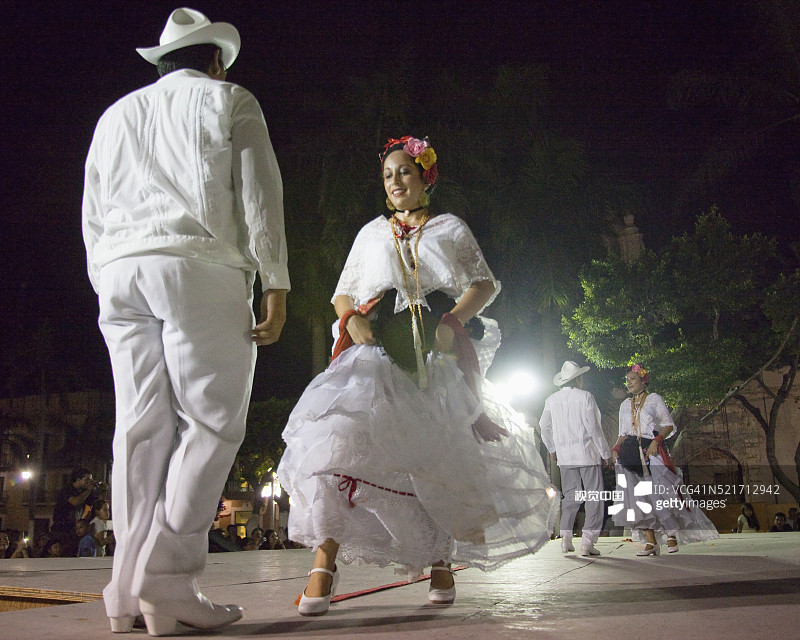 在墨西哥韦拉克鲁斯穿着传统服装的民间舞者图片素材