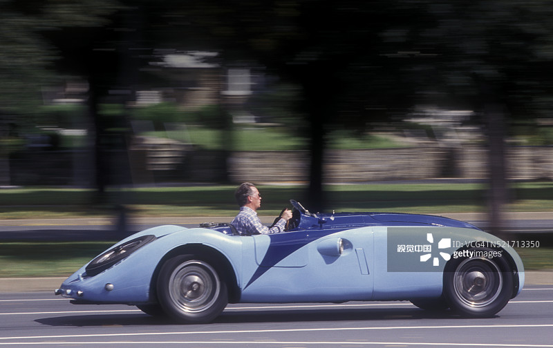 驾驶1937年布加迪57G型坦克车身跑车图片素材