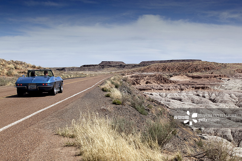 1967年雪佛兰克尔维特行驶在石化林中图片素材