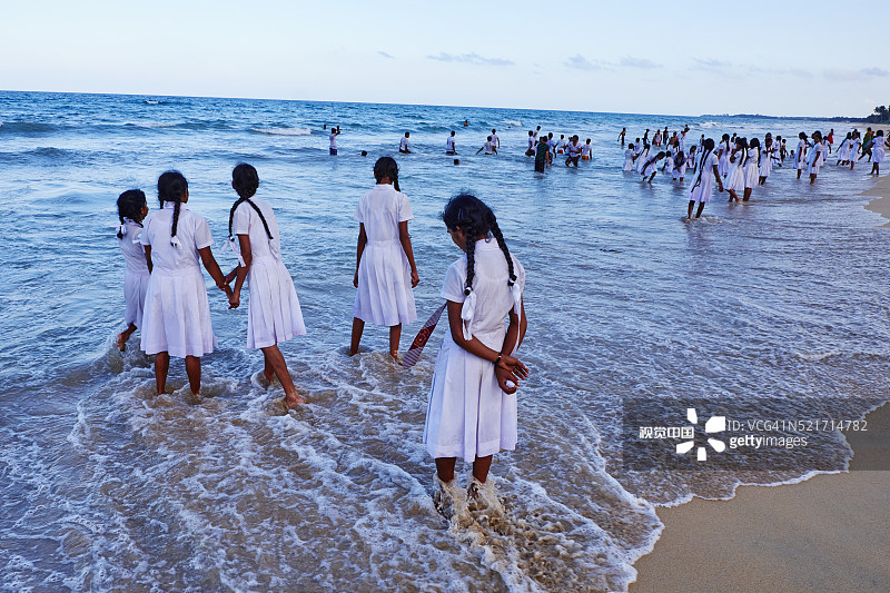 斯里兰卡亭可马里海边玩耍的女学生图片素材
