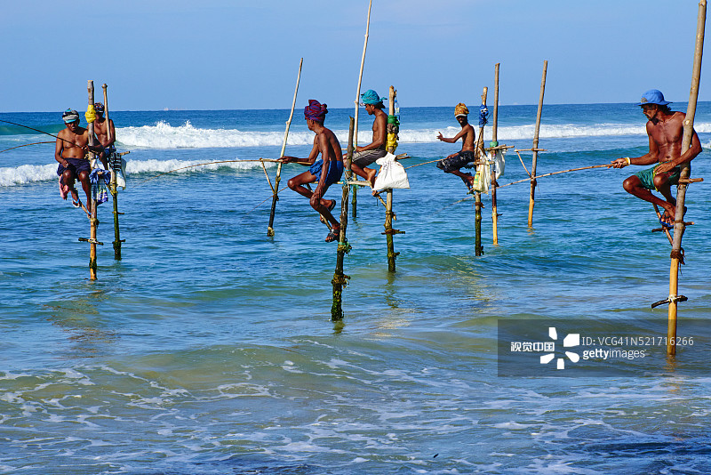 斯里兰卡韦利格默海岸高跷渔夫图片素材