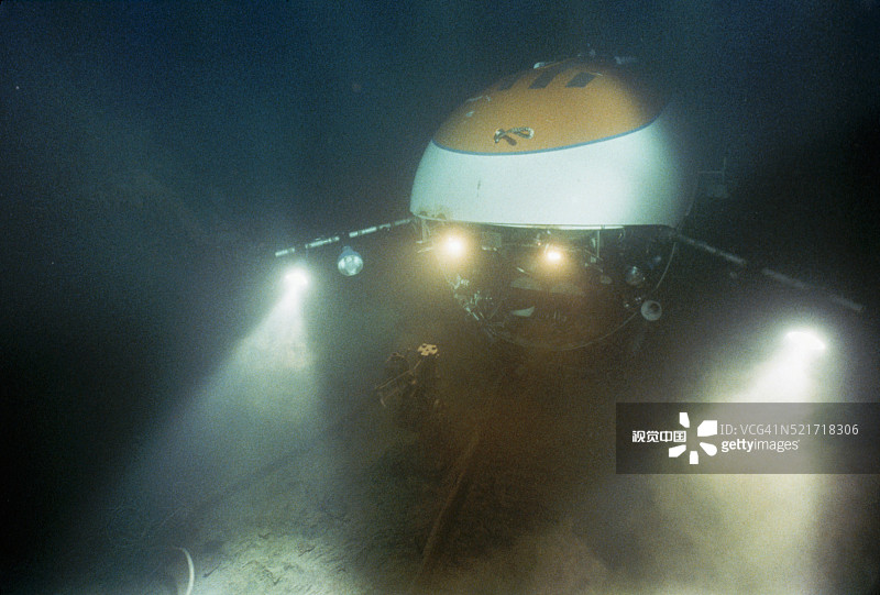潜水器探索泰坦尼克号图片素材