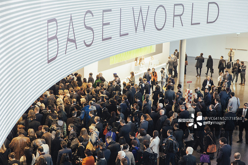 2015年巴塞尔国际钟表珠宝展上的游客图片素材