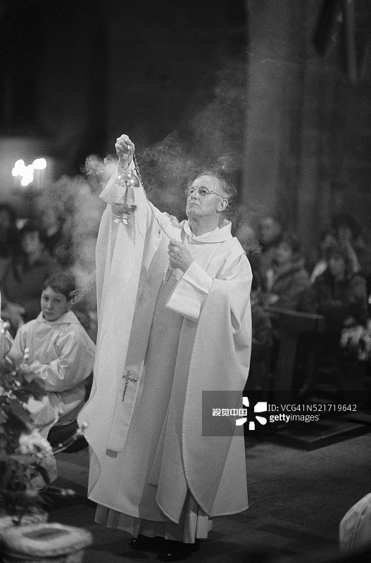 圣诞弥撒期间的牧师图片素材