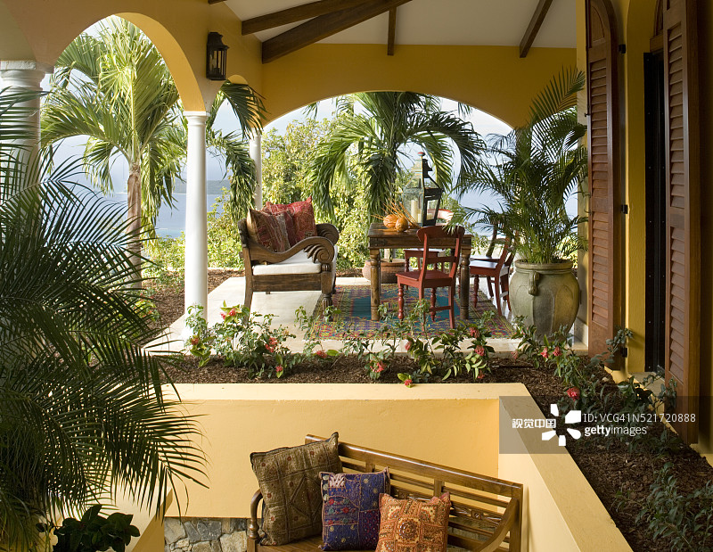 带顶棚的露台与木制家具图片素材