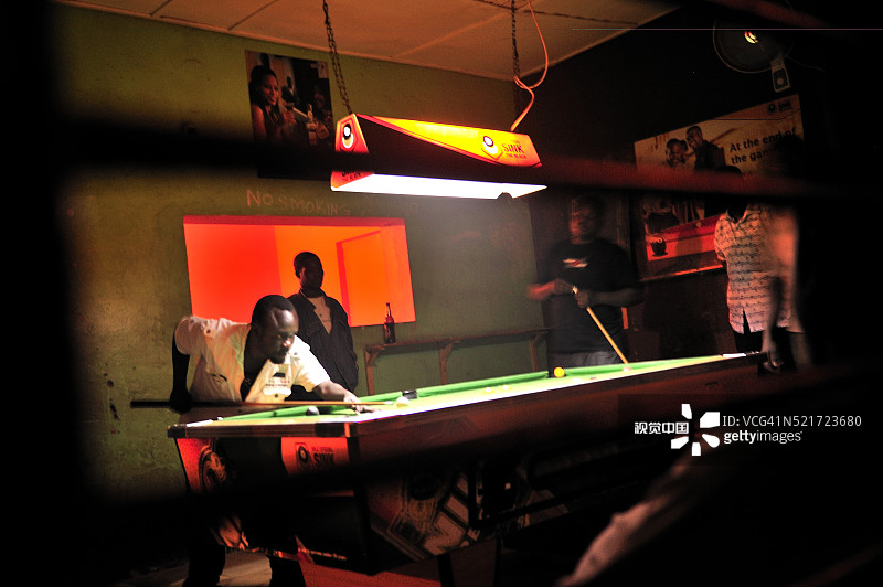 在乌干达古卢玩台球图片素材