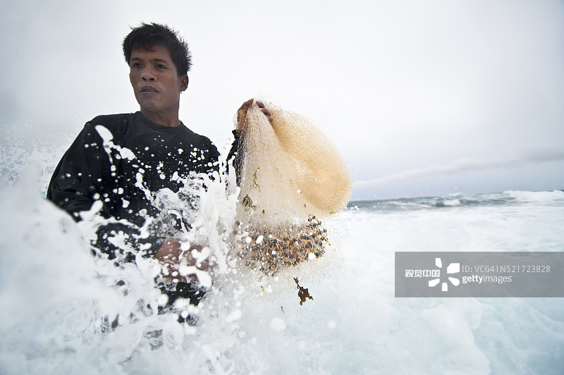 渔夫撒网捕鱼图片素材