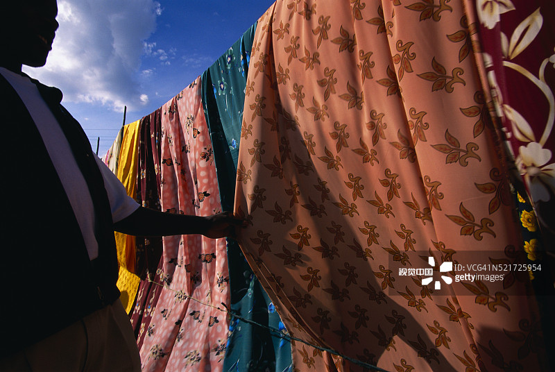 在市场上检查布料图片素材