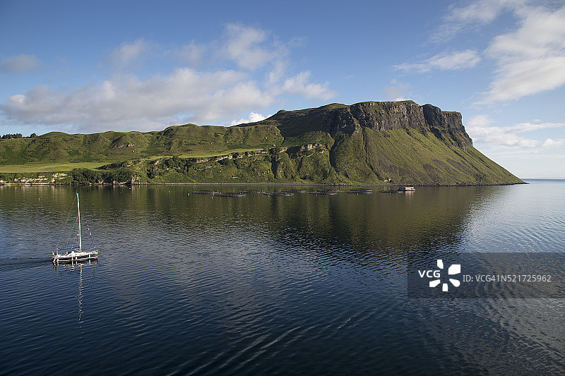 Raasay海峡的帆船与三文鱼养殖场图片素材